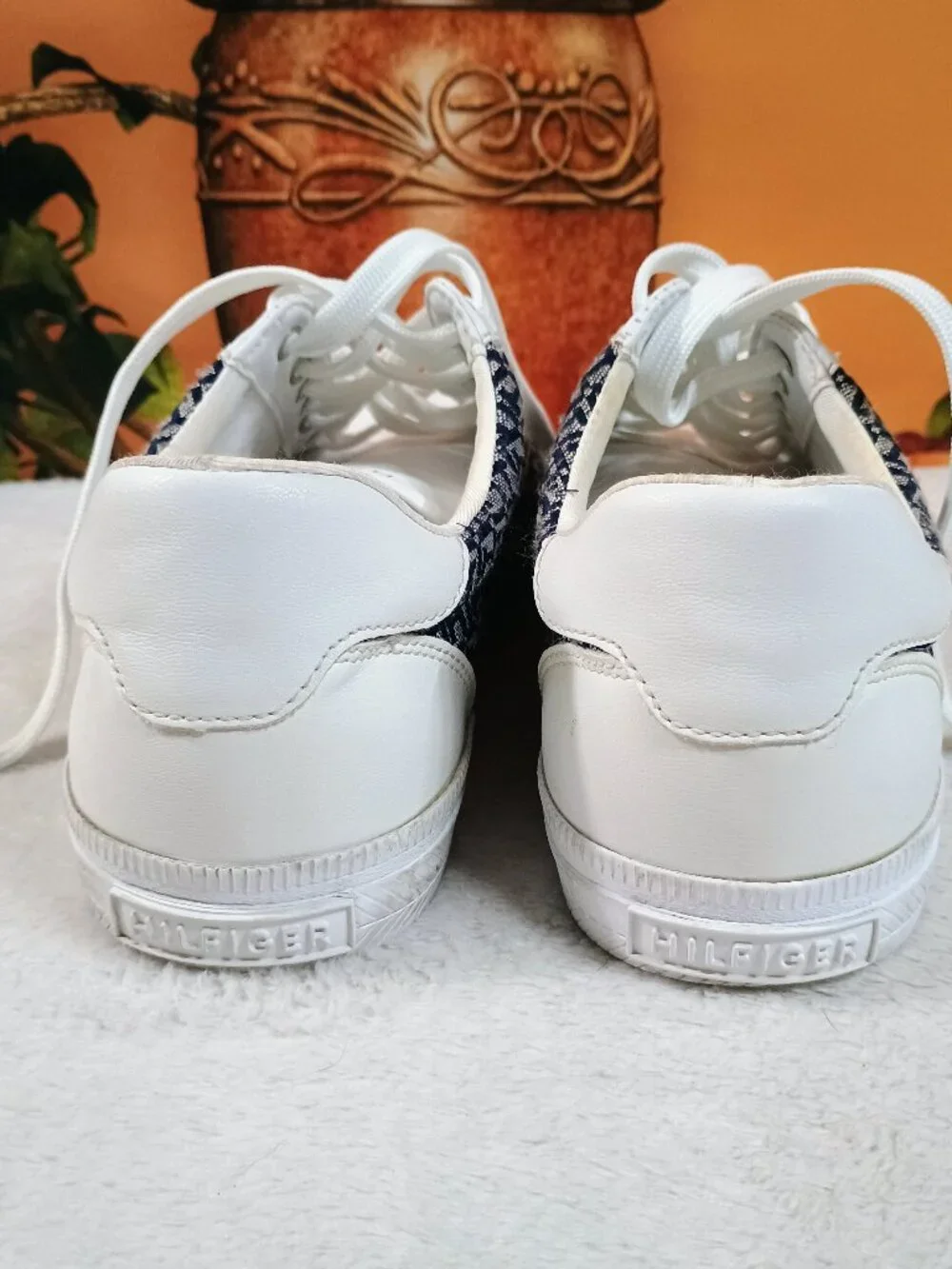 VGUC Tommy Hilfiger Lucis Size 9M White Monogram Canvas Court Sneaker Shoes